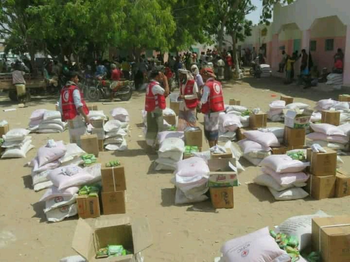 الهلال الأحمر واللجنة الدولية يوزعان موادَ غذائية على 550 أسرة نازحة