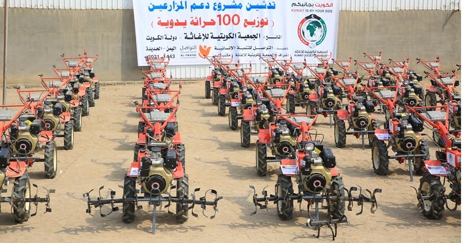 الجمعية الكويتية للإغاثة توزع 100 حراثة يدوية للمزارعين في الحديدة