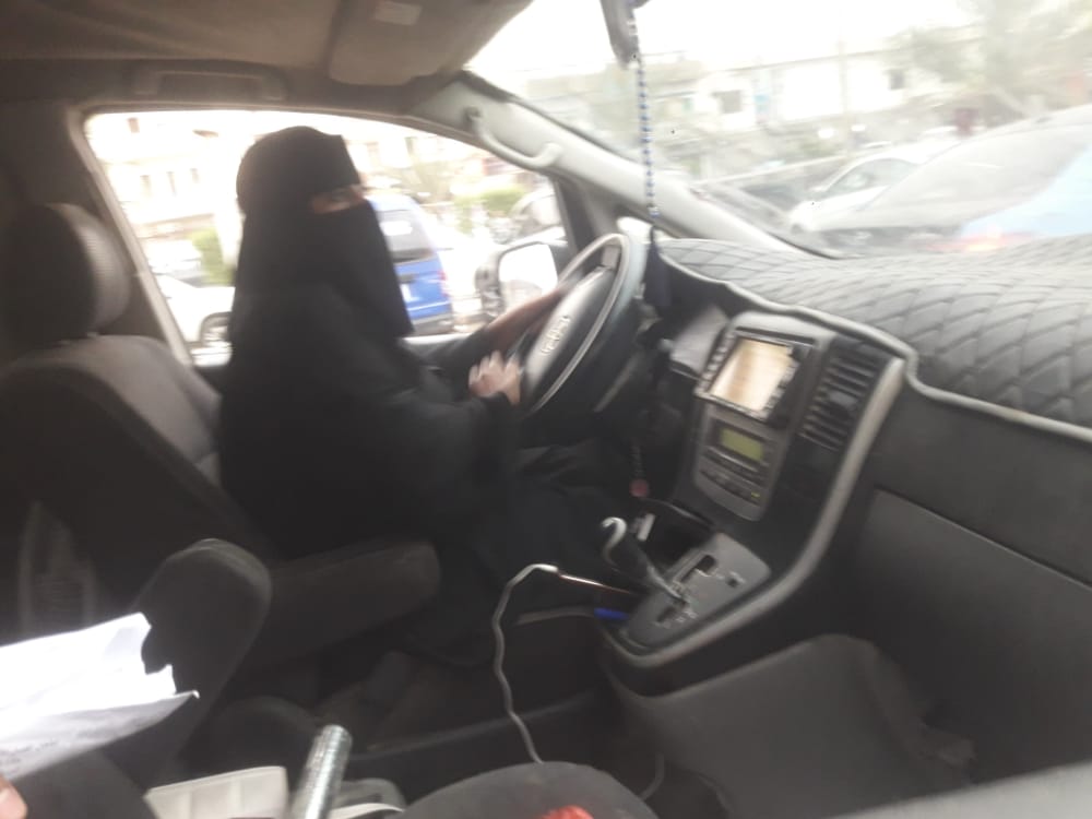 المرأة اليمنية تكسر احتكار الرجل لمهنة سياقة باصات الأجرة