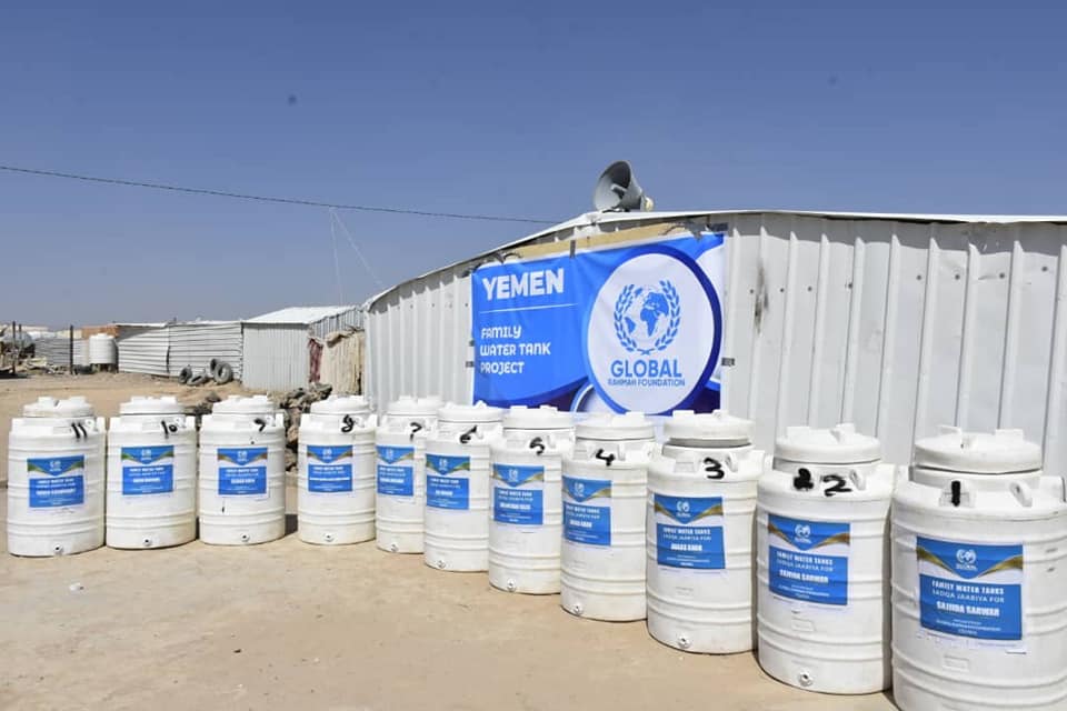 Distributing water tanks to help the displaced in Marib