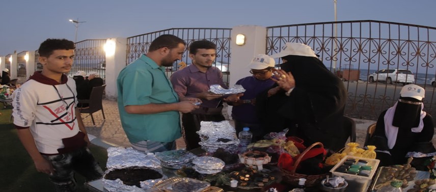 بازار لعرض منتجات عشرات النساء من أسر الصيادين في عدن