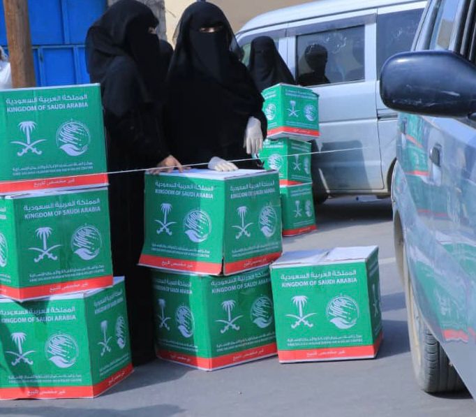 توزيع أكثر من 160 طناً من السلال الغذائية بمحافظة أبين بدعم من السعودية