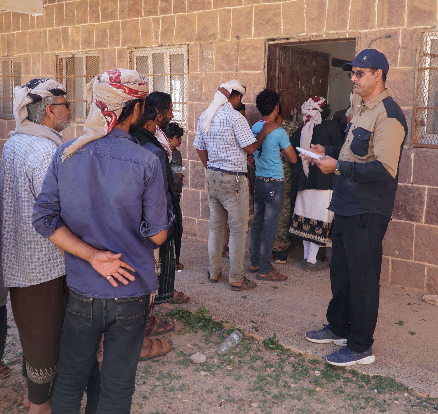 “الصليب الأحمر” يوزع مساعدات نقدية على أكثر من 3800 أسرة في مريس بمحافظة الضالع