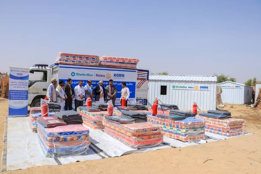 استمرار توزيع المأوى الانتقالي لنازحين بمحافظة مأرب