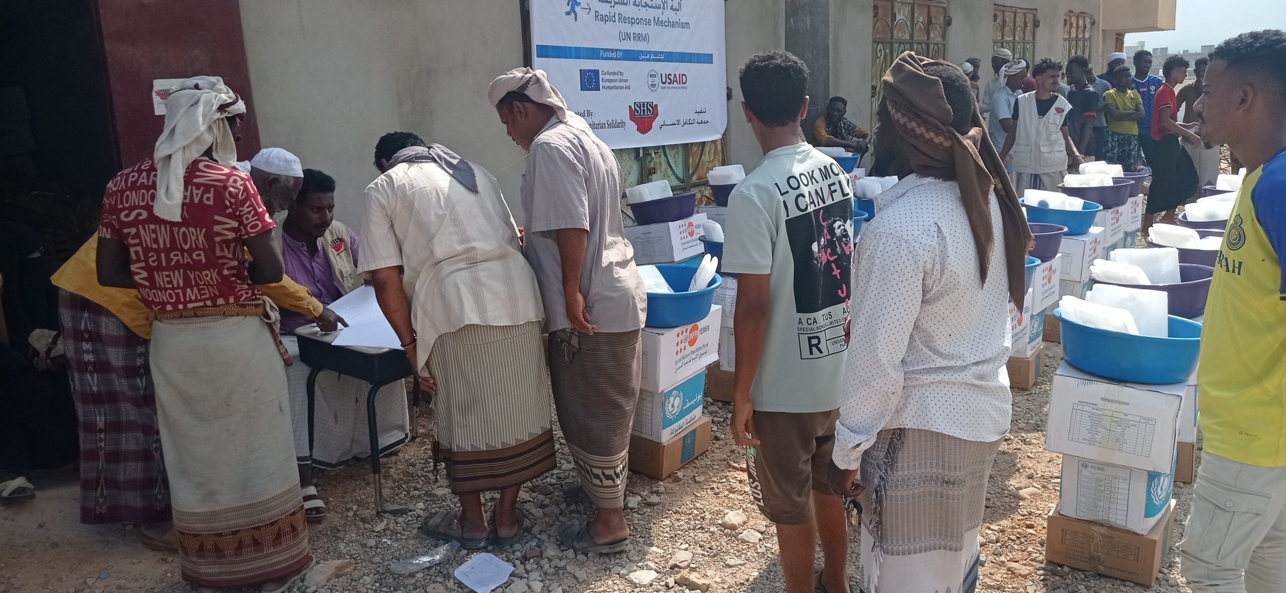 التكافل الإنساني توزّع مساعدات للمتضررين من إعصار (تيج) بسقطرى