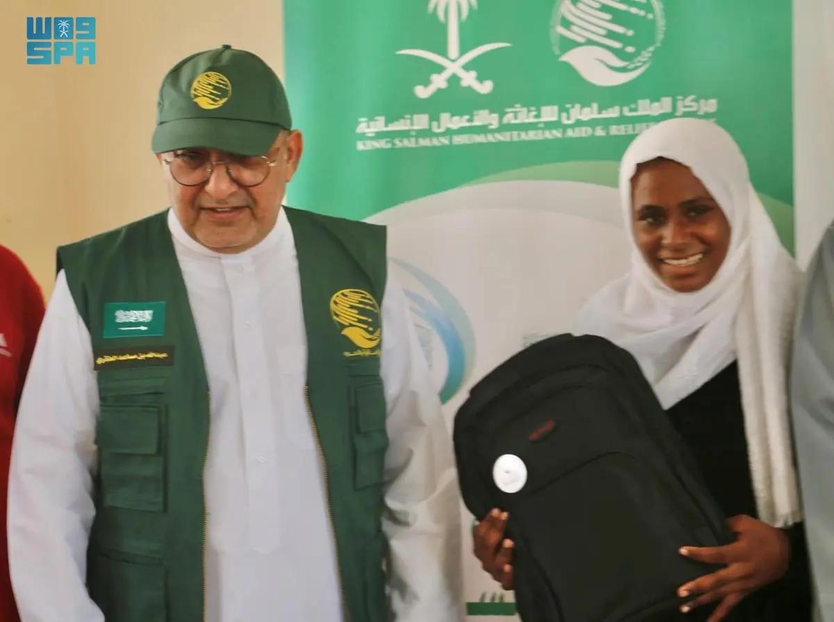 المركز السعودي يوزع أثاثًا وحقائب مدرسية في سقطرى