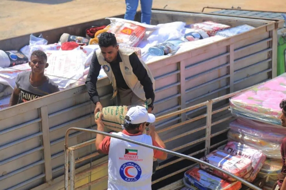 الهلال الأحمر الكويتي يوزع مساعدات إغاثية في المهرة
