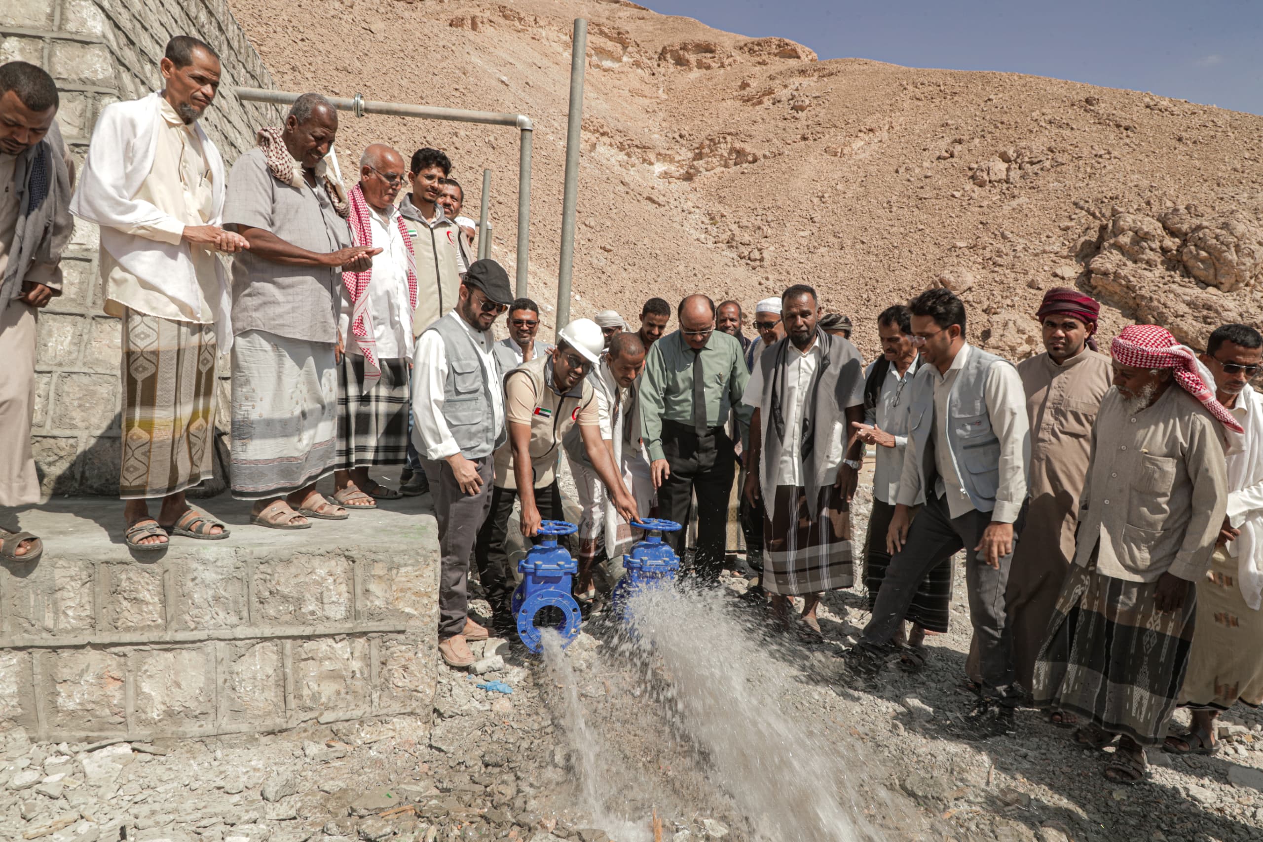 هيئة الهلال الأحمر الإماراتي تنفذ مشروع مائي في ثلاث قرى يمنية، في محافظة حضرموت