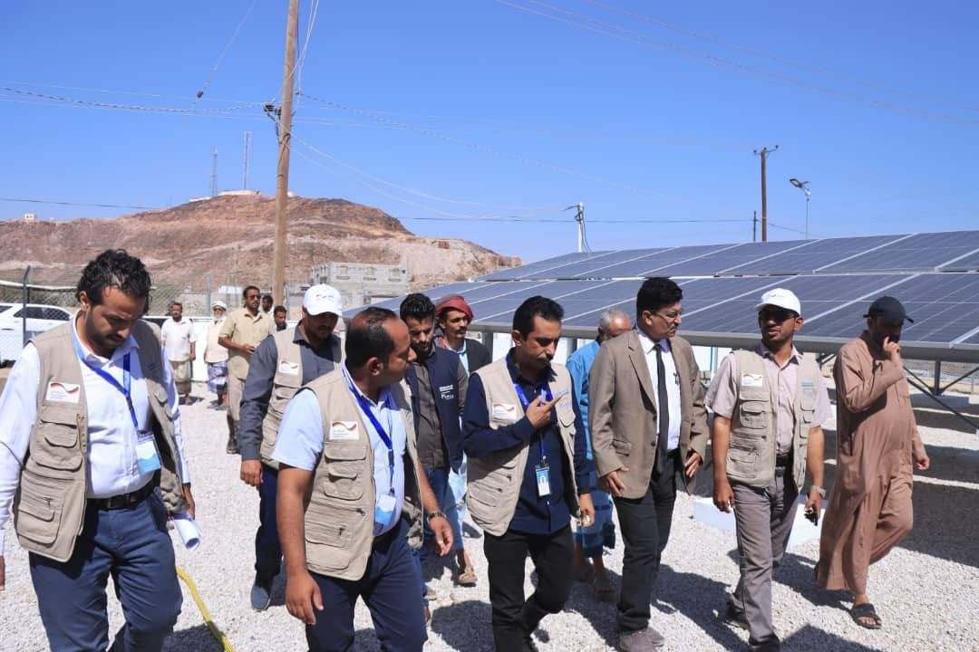 تدشين مشروع إعادة تأهيل منظومة طاقة شمسية وتركيبها لمشروع مياه مدينة الروضة في محافظة شبوة