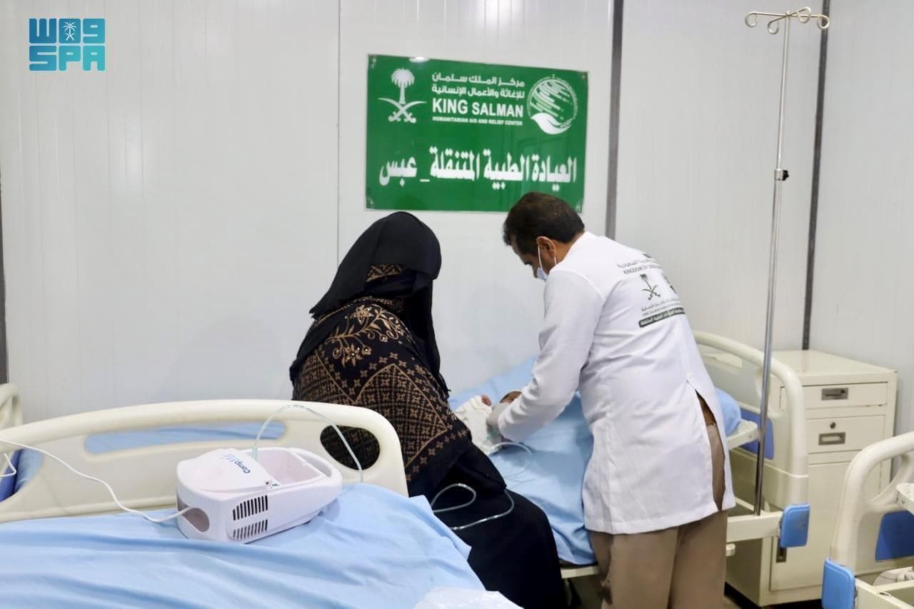 يواصل مركز الملك سلمان للإغاثة تشغيل عياداته الطبية المتنقلة في مديرية عبس اليمنية