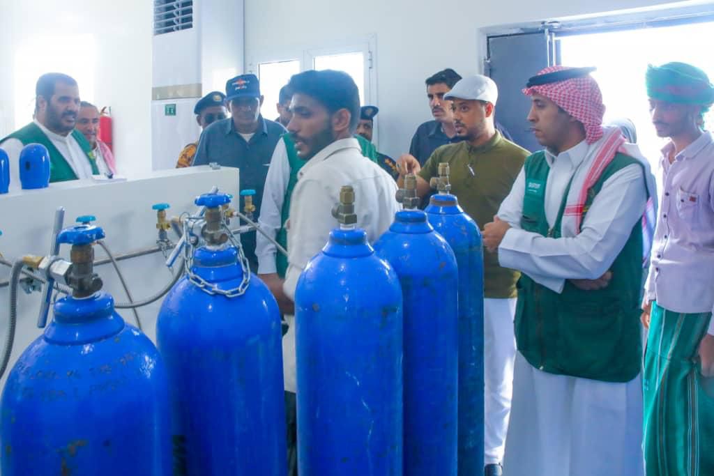 فريق مركز الملك سلمان للإغاثة يتفقد مصنع تعبئة أسطوانات غاز الأكسجين في مستشفى قشن العام بالمهرة