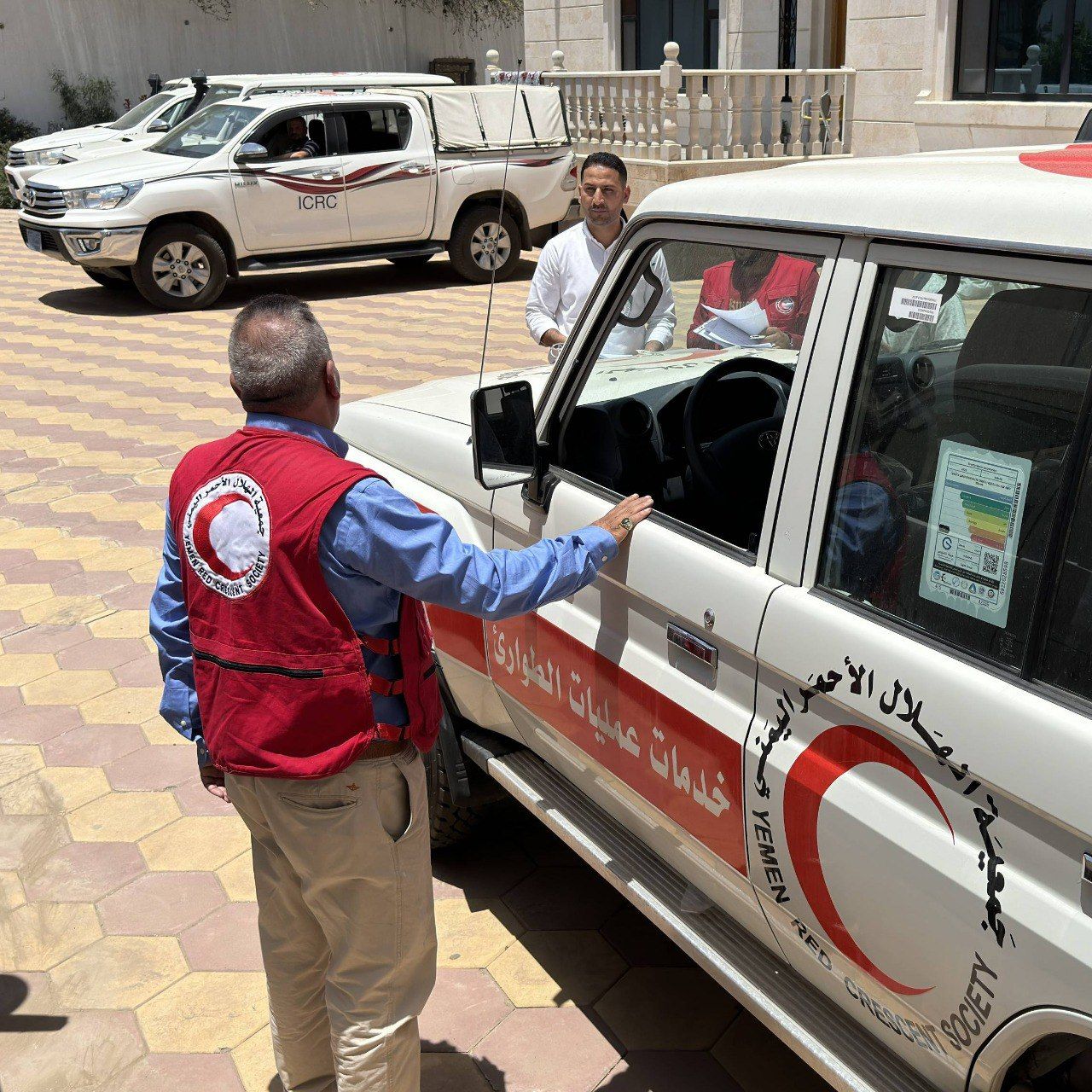 تقديم ثلاث مركبات للهلال الأحمر اليمني