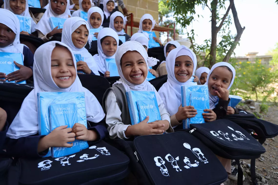 اليونيسف تدعم 560,000 طفل يمني بلوازم مدرسية أساسية