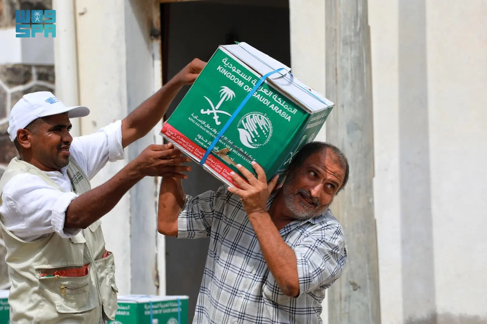 King Salman Relief Center Distributes 413 Food Baskets in Al-Mansoura District, Aden Governorate