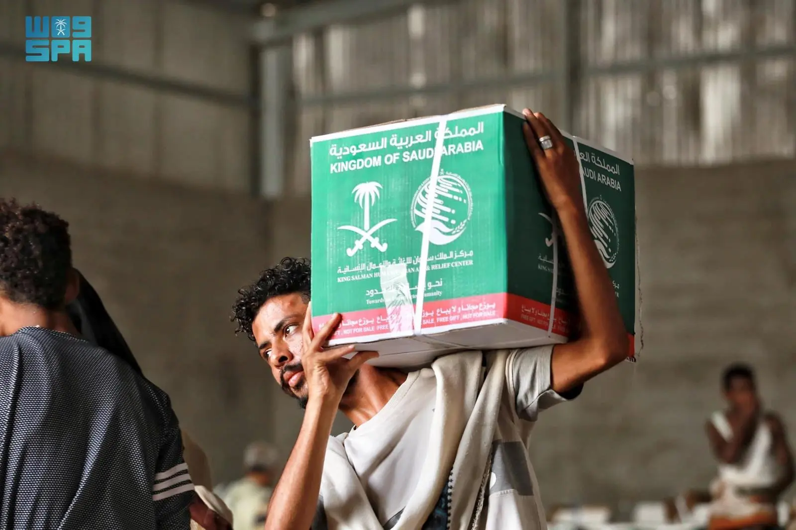 KSrelief Distributes 517 Food Baskets in Sheikh Othman District, Aden Governorate