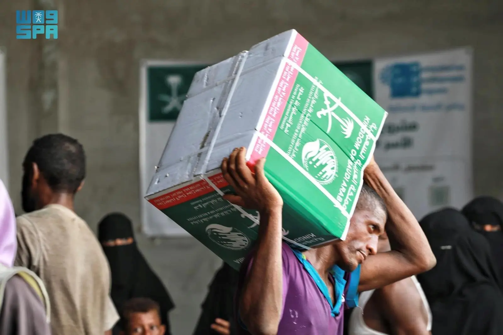 King Salman Relief Center Distributes 632 Food Baskets in Aden Governorate