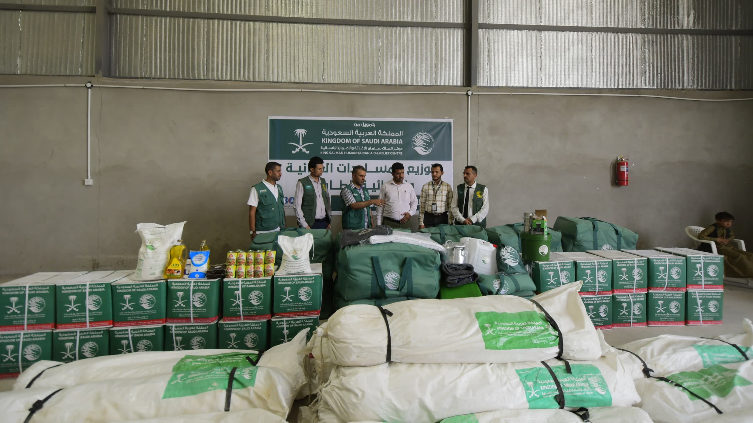 مركز الملك سلمان يوزع مساعدات غذائية وإيوائية طارئة لـ687 أسرة نازحة في مأرب