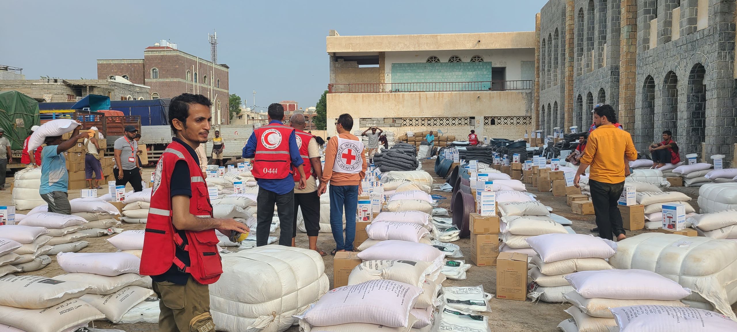 The Red Cross Provides Humanitarian Aid to a Thousand Flood-Affected Families in Al-Hudaydah Governorate