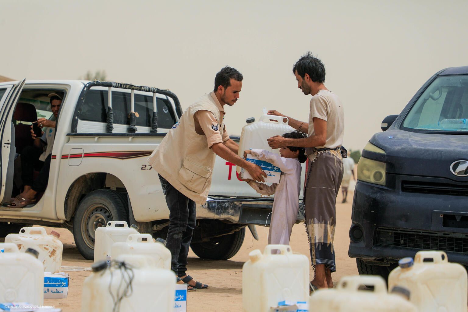 اليونيسف توزع مستلزمات النظافة لمكافحة تفشي الكوليرا في مخيمات النازحين بمأرب