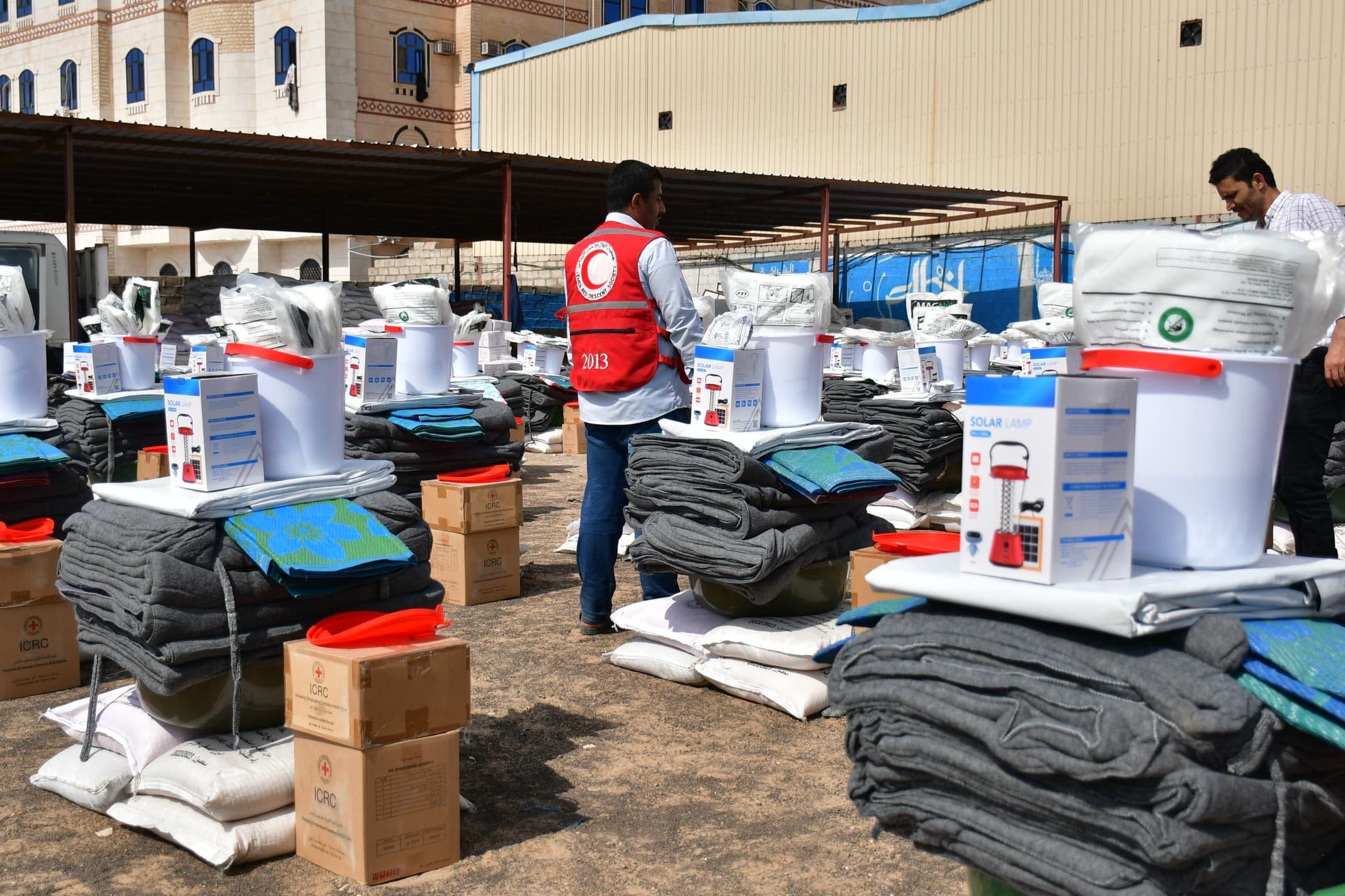 Yemeni Red Crescent Distributes Humanitarian Aid to 300 Displaced Families Affected by Rainfall in Marib