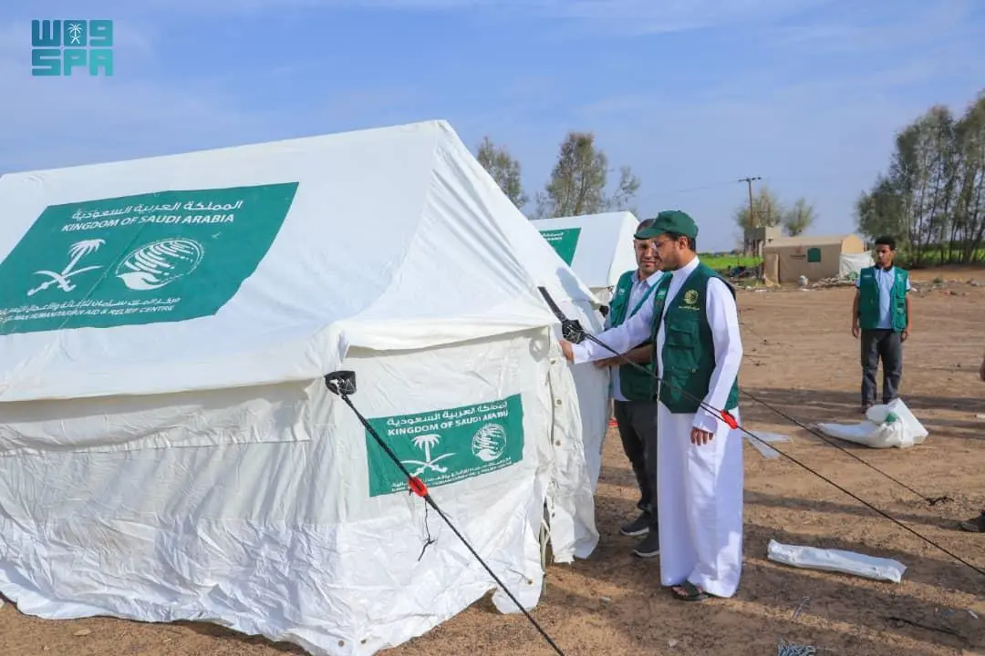 مركز الملك سلمان للإغاثة يوزع مساعدات غذائية وإيوائية في محافظتي تعز ومأرب