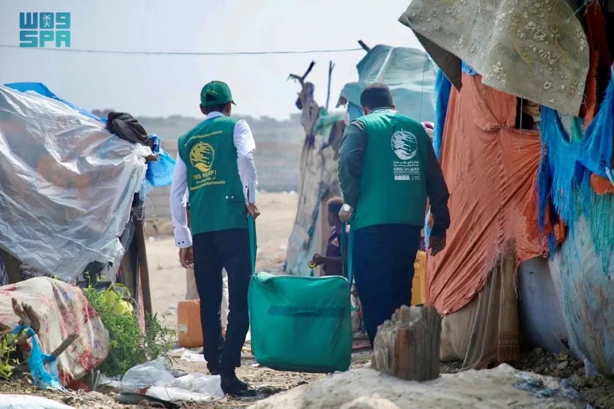 مركز الملك سلمان للإغاثة يوزع سلالًا غذائية ومساعدات إيوائية في عدة مديريات بمحافظتي تعز وحضرموت