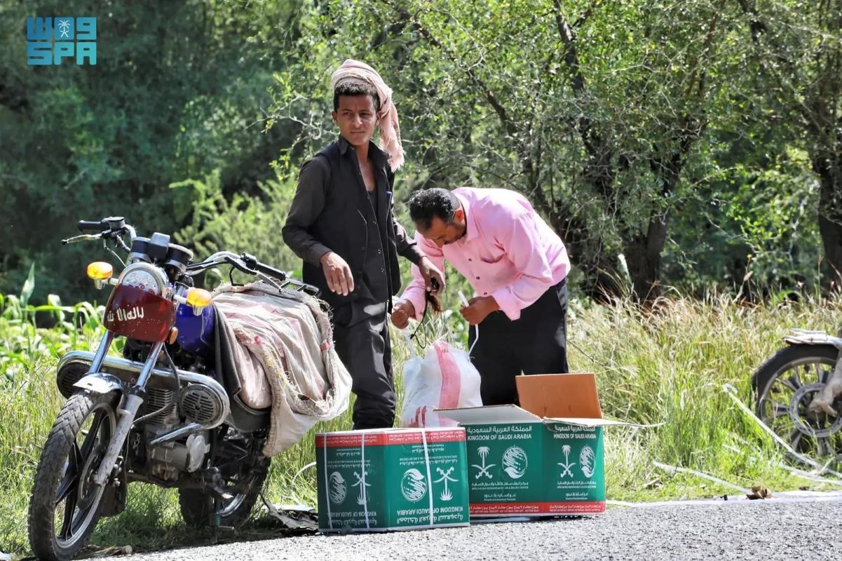 King Salman Relief Center Distributes 211 Food Baskets in Al-Mawasit Directorate, Taiz Governorate