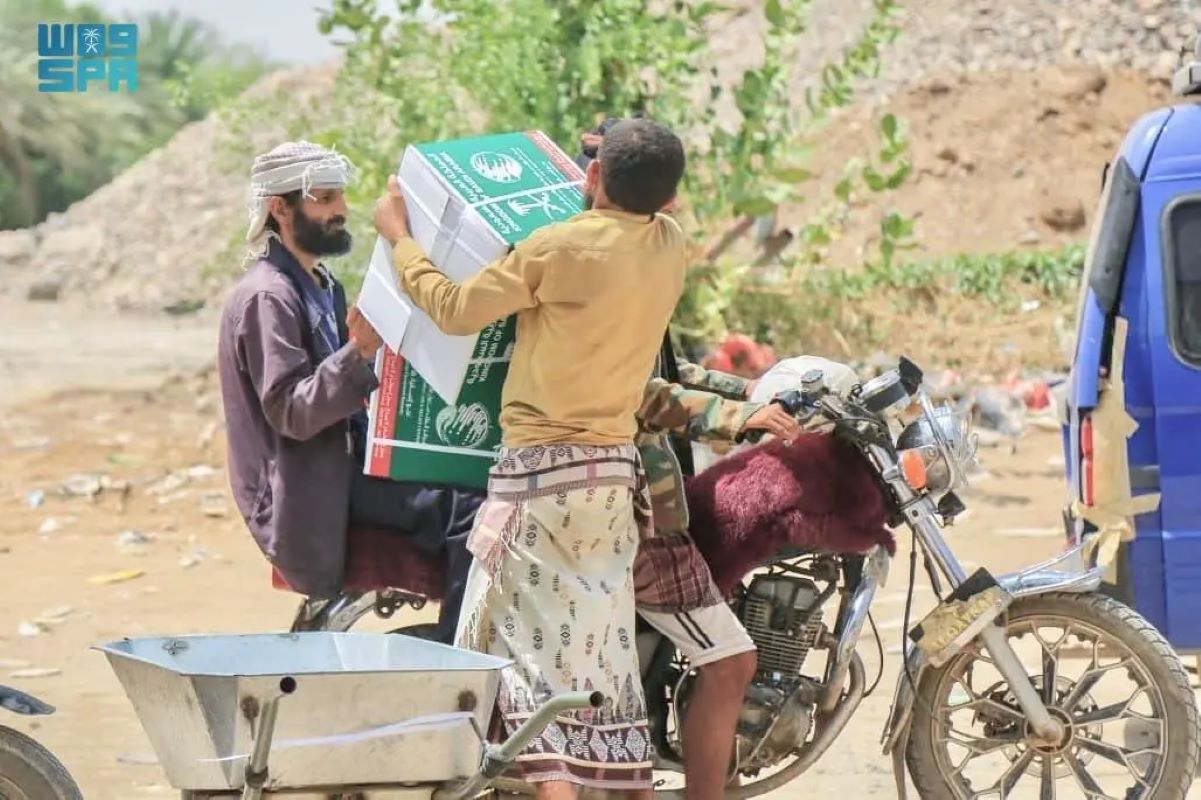 KSrelief Distributes 6,207 Food Baskets in Marib’s Al-Madinah and Al-Wadi Districts