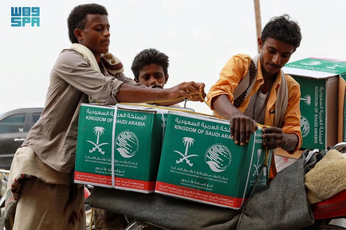 King Salman Relief Centre Distributes 300 Food Baskets in Sheikh Othman District, Aden Governorate