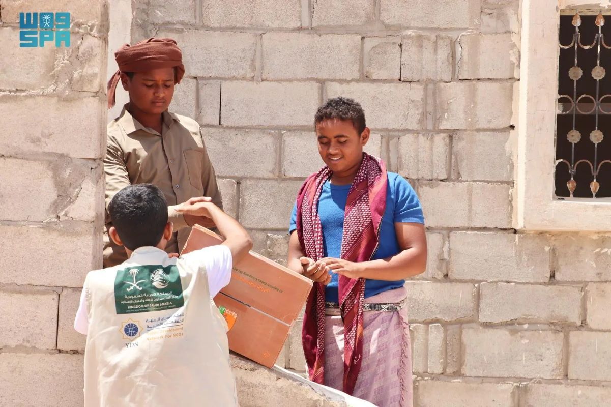 KSrelief Distributes 6,000 Cartons of Dates in Arma and Jardan Directorates of Shabwa Governorate