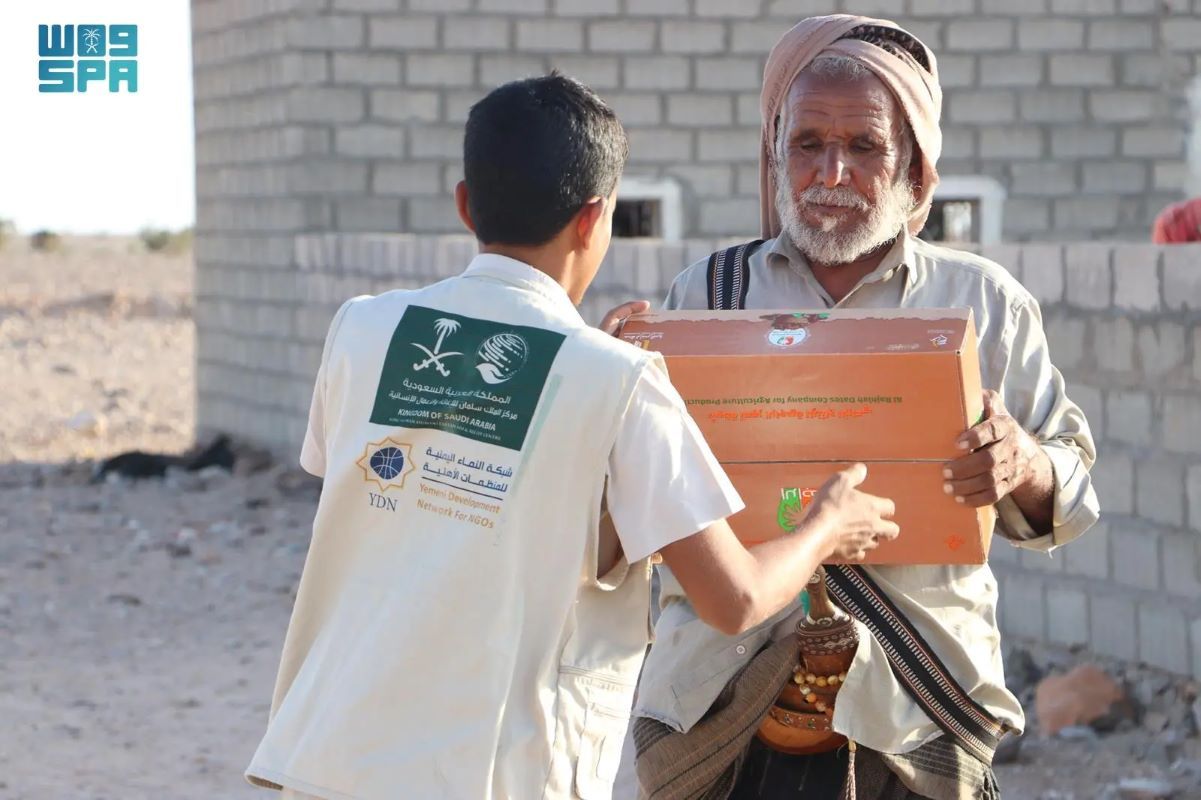 KSrelief Distributes 6,000 Cartons of Dates in Merkhah Al-Ulya and Merkhah As-Sufla Districts in Shabwa Governorate