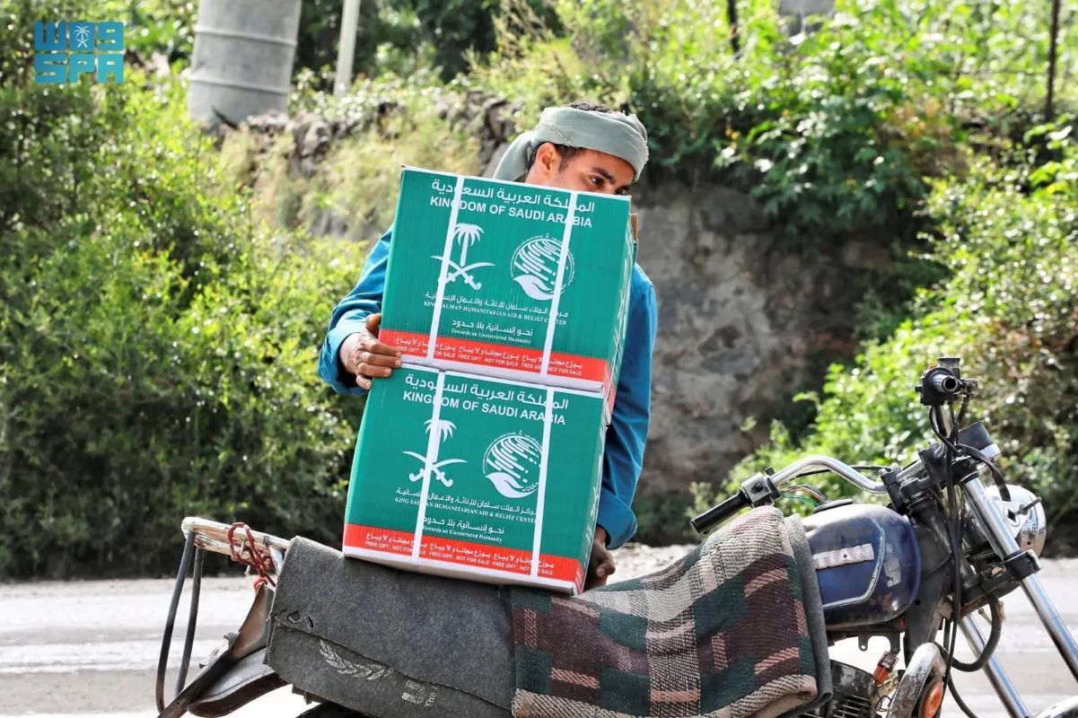 King Salman Relief Center Distributes 375 Food Baskets in Ash-Shamayatayn District, Taiz Governorate