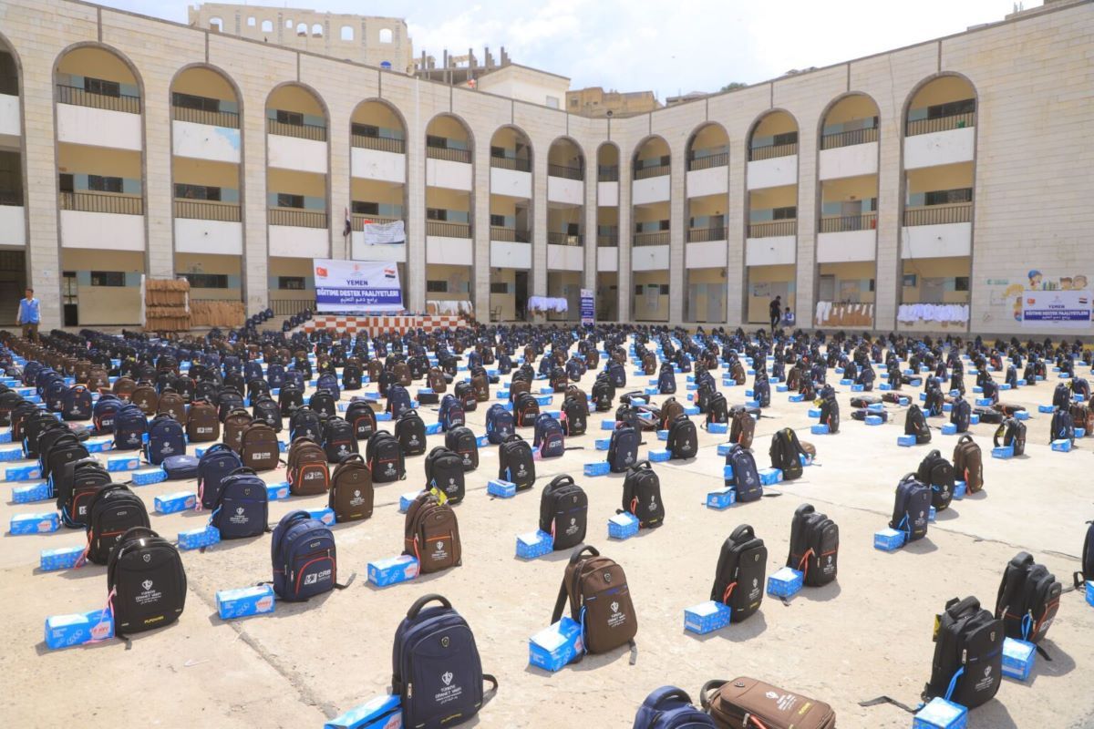 Coalition for Relief and Building Implements School Bag Project in Taiz with Turkish Funding